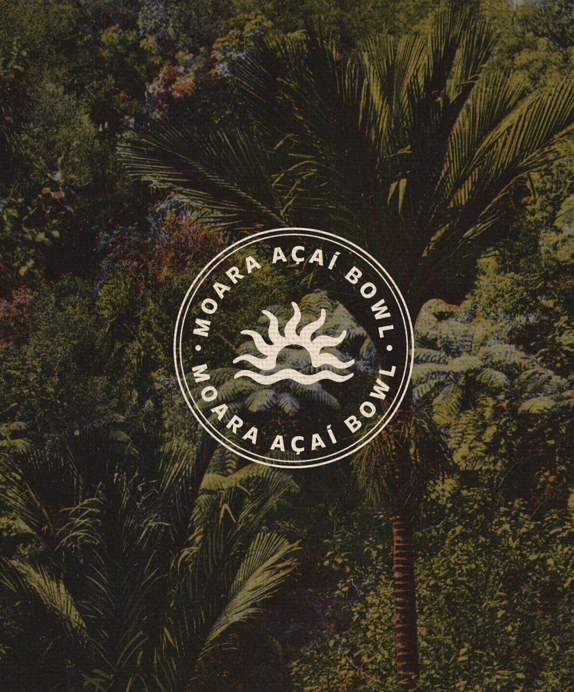 Sello de marca de Moara Açaí Bowl sobre una imagen de selva